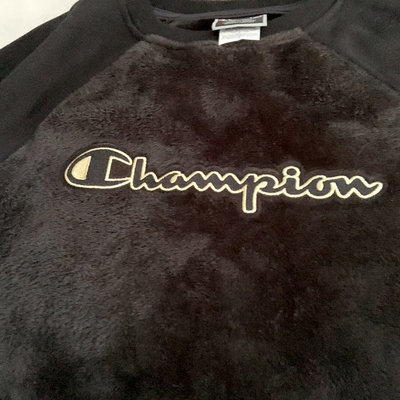 Champion fluffy sweatshirt. - Picture 2 of 4